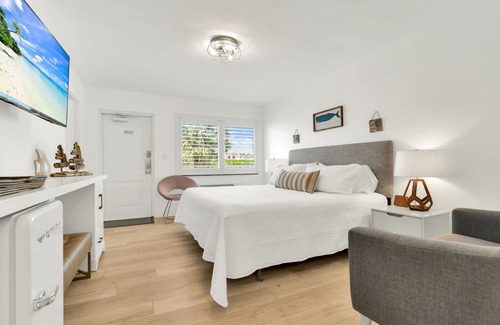 Deerfield Beach Hotel | Boutique Hotel King room w/POOL, LOCATION! Walk to BEACH/Restaurants/Nightlife