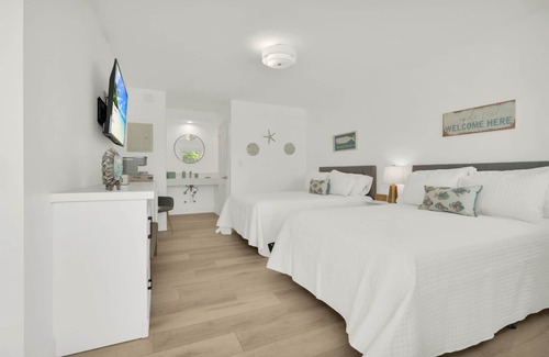 Deerfield Beach Hotel | Boutique Hotel 2 double beds with POOL, LOCATION! 1 block to BEACH/Restaurants