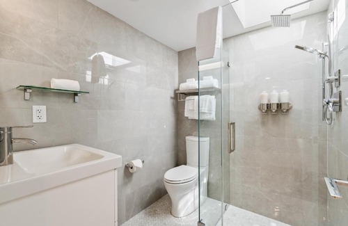 North Downtown Hotel | Boutique Room steps from Downtown Mall Rose Jean Room 2