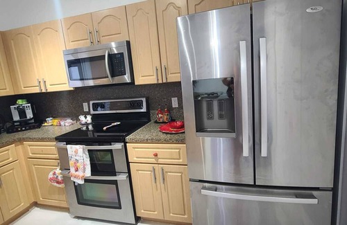 Princeton House | Boutique Style Home 3 Bedrooms Mini-Golf, BBQ, Hot Tub, EV-Charger Games Casino