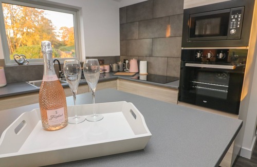 Wennington Cottage | BOX TREE ESCAPES, family friendly, with hot tub in Kirkby Lonsdale