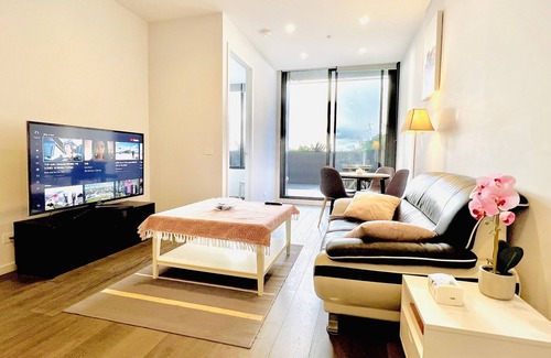 Box Hill Apartment | BoxHill Super2B2B Apt+XLBalcony WithView+FreeParking+Pool&Gym&Sauna