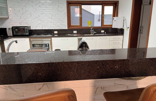 Estancia das Flores House | Casa Condomínio Fechado c/3 Suítes. Relaxe c/a Família Acomodação Tranquila