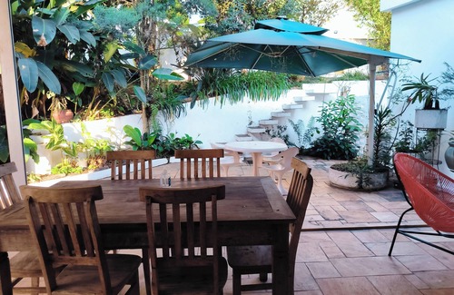 Jardim das Bandeiras Villa | Casa com Piscina e Muito Verde na Vila Madalena