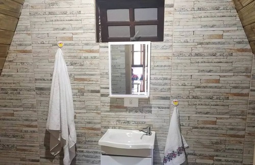 Juquitiba Ski Chalet | Linda Casa na Árvore, Rodeado por Vegetação Exuberante e os Sons da Natureza