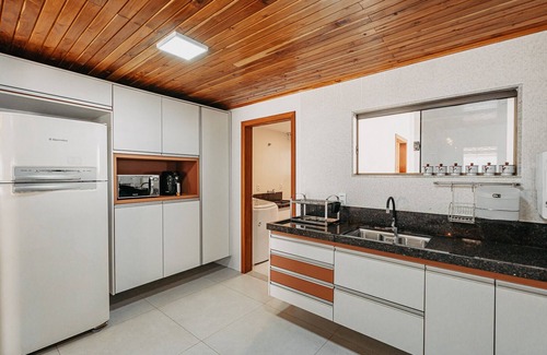 Anchieta House | Casadecastelhanos 50M Praia, 4suítes C/ar, Lazer Ideal Para Família com Criança