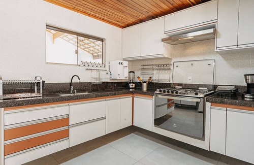 Anchieta House | Casadecastelhanos 50M Praia, 4suítes C/ar, Lazer Ideal Para Família com Criança