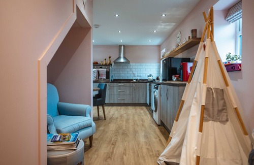 Turriff Cottage | Bramble Cottage - a rural that sleeps 4 guests in 2 bedrooms