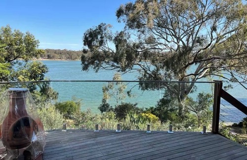 Glenmaggie House | Brand new 2 bedroom 2 bathroom waterfront house on the shore of Lake Glenmaggie