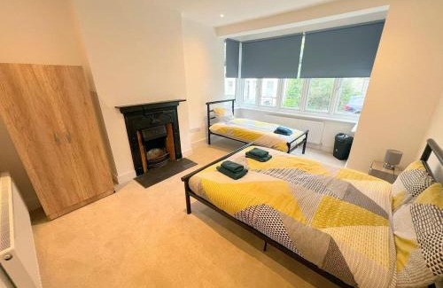 Croham House | BRAND NEW 5-bedroom House - 25min to London