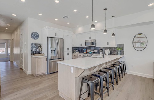 St. George House | Brand New | 5 Bedrooms | Mini Golf | Heated Pool | Lazy River | CB