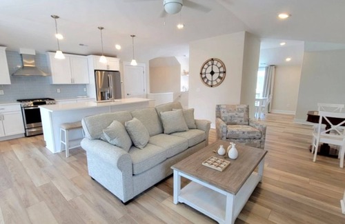 North End Condo | Brand new 6 bedroom, 3.5 bathrooms, 2nd floor condo will sleep 16 comfortably