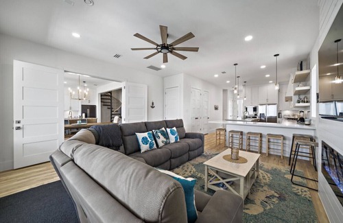 Clear Lake Shores House | Brand new bayfront home, gorgeous pool.