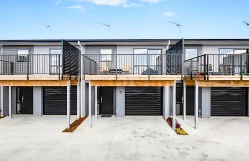 Frankton House | Brand New Central Townhouse in Quiet Location