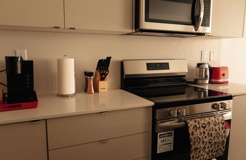 Innisfil House | Brand new, Chic 3-bedroom house in delightful Barrie with WiFi, AC