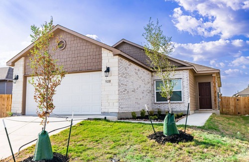 Wetmore House | Brand New Cozy home near RAFB - 86" TV w/game system, grill, and more