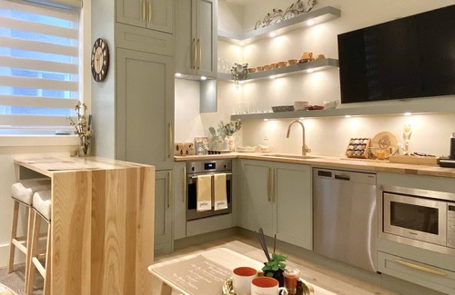 Richmond Apartment | BRAND NEW Cozy Scandinavian Suite