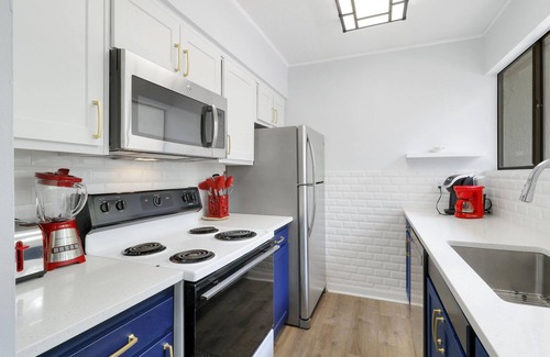 Hilton Head Island Condo | Brand New Deck! Beautifully furnished 1 Bdrm condo across the street from beach