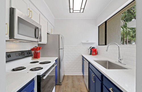 Hilton Head Island Condo | Brand New Deck! Beautifully furnished 1 Bdrm condo across the street from beach