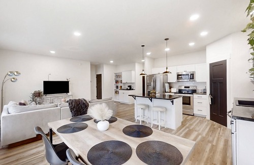Anderson House | Brand-new, dog-friendly home among the treetops with great deck & location