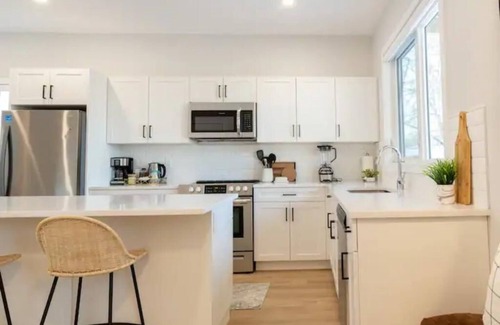 Winnipeg Condo | Brand New Duplex in Old St Vital *Entire Building* 5 Beds /3.5 Baths