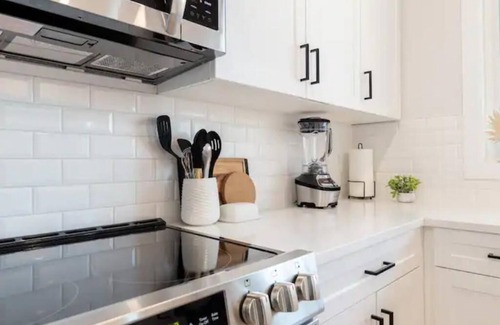 Winnipeg Condo | Brand New Duplex in Old St Vital *Entire Building* 5 Beds /3.5 Baths