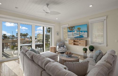Mid Island House | Brand New Everything - steps from beach