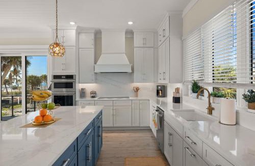 Mid Island House | Brand New Everything - steps from beach