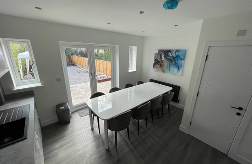 Newcastle-Under-Lyme House | Brand New High Spec House with parking and Wi-Fi (A) by HAFH