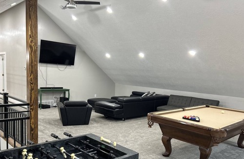 Leamington House | Brand New Home, hot tub, pool table, mountains, river float,dunes, rock hound