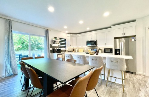 Williamsville House | Brand New Home in WNY! Sleeps 13. Central location, only 8 min from airport!