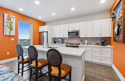 New Orleans Condo | *BRAND NEW LISTING* Luxury Penthouse w balcony/parking near French Qtr