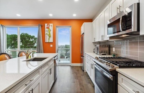 New Orleans Condo | *BRAND NEW LISTING* Luxury Penthouse w balcony/parking near French Qtr
