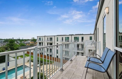 New Orleans Condo | *BRAND NEW LISTING* Luxury Penthouse w balcony/parking near French Qtr