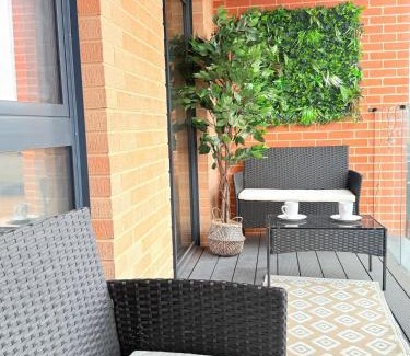 Uxbridge North Apartment | Brand-New Luxury Residences, Private Terrace - Opposite Piccadilly Line, 1-8 Guests