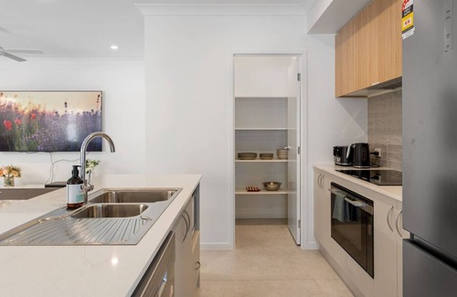 Carseldine House | Brand New Modern 5BR House Ducted A/C Near Mall