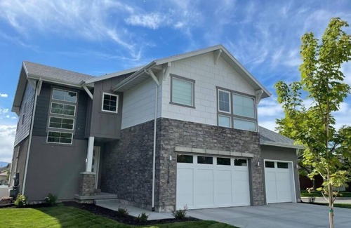 Sandy House | Brand New modern 3 story home with fenced in yard! Outdoor hot tub and firepit