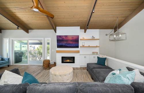 Balboa Peninsula House | Brand New Modern Home by the Beach with Patio & BBQ