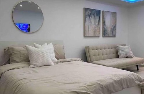 Vilomar Bed & Breakfast | Brand New Modern Studio with Pool