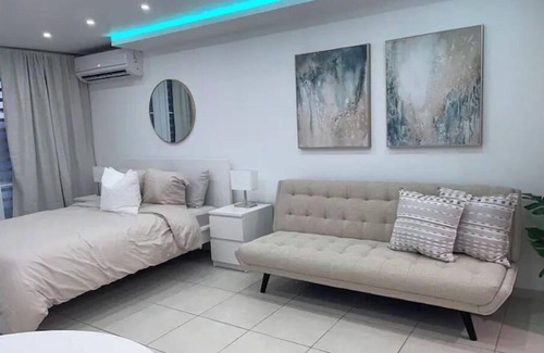 Vilomar Bed & Breakfast | Brand New Modern Studio with Pool