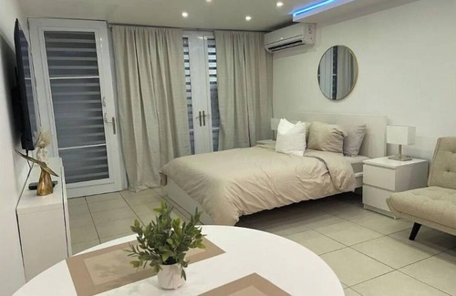 Vilomar Bed & Breakfast | Brand New Modern Studio with Pool