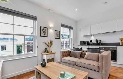 Staines Apartment | ★BRAND NEW★ Newly Renovated Favoured Flat in Prime Location