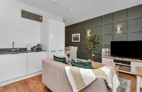 Staines Apartment | ★BRAND NEW★ Newly Renovated Favoured Flat in Prime Location