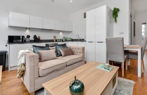 Staines Apartment | ★BRAND NEW★ Newly Renovated Favoured Flat in Prime Location