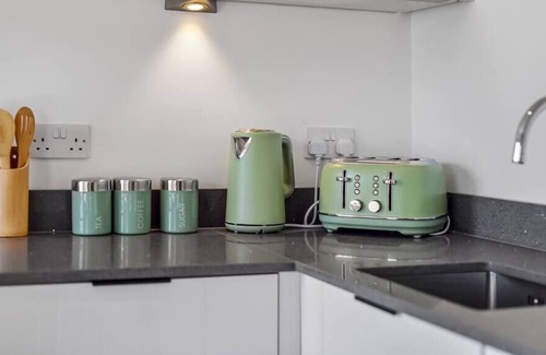 Staines Apartment | ★BRAND NEW★ Newly Renovated Favoured Flat in Prime Location