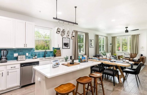 North University House | Brand new! Steps2 UT! Near DT! Luxury, Sleeps 10, Xbox, Ps5, CoffeeBar, Pets ok