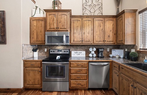 Hollister House | Branson Escape | 4BR Home + Resort Amenities