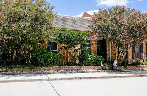 Braeswood Place House | Breakwood Galleria Area, Downtown