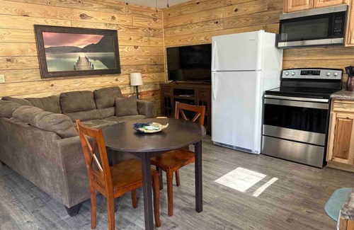 Tie Plant Cabin | Bream Shack-2 bedroom cabin with spacious parking