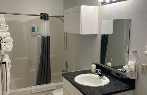 Davenport Apartment | Breath Taking view of the Lake In This Cozy Newly Remolded Room With Kitchenette